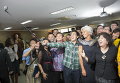 Управляющий директор МВФ Кристин Лагард фотографируется со студентами в университете Индонезии в Джакарте