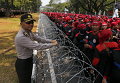 Начальник полиции и индонезийские рабочие во время акции протеста перед зданием Президентского дворца в Джакарте