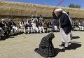 Афганский судья бьет женщину кнутом перед толпой в провинции Гор, в Афганистане, за супружескую измену