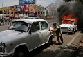 Студенты бакалавра физической культуры подожгли автомобиль во время акции протеста в Лакхнау, Индия