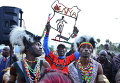 Традиционные танцоры Масаи приветствуют легкоатлетических медалистов Кении по прибытии их в аэропорт в Найроби, Кения