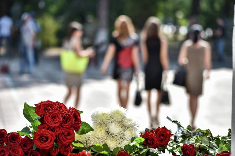 Киевляне несут цветы на место гибели бойца Нацгвардии