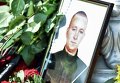 Киевляне несут цветы на место гибели бойца Нацгвардии