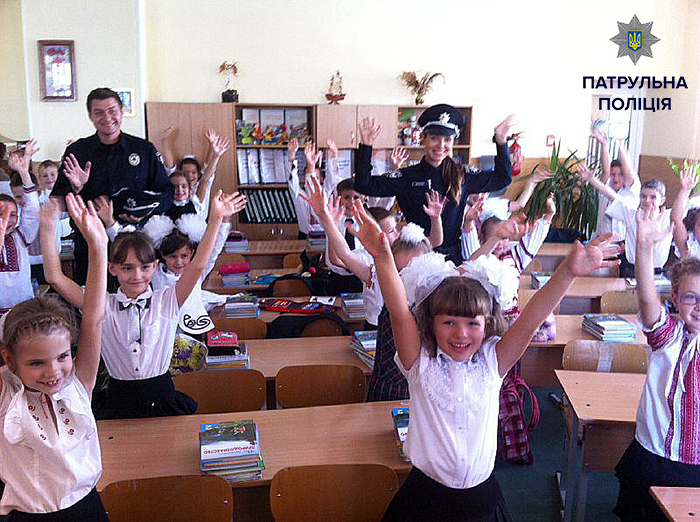 Патрульные полицейские в столичных школах