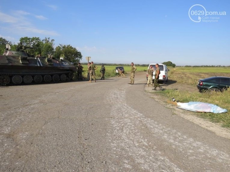 На месте столкновения БТР и легкового автомобиля в Донецкой области