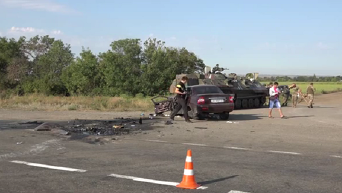 На трассе Донецк-Мариуполь БТР столкнулся с авто. Видео