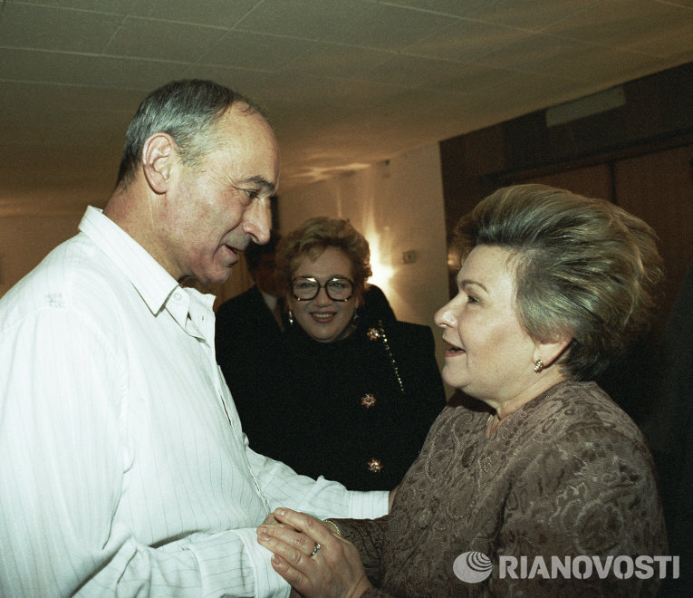 Наина Ельцина поздравляет Валентина Гафта с 60-летием