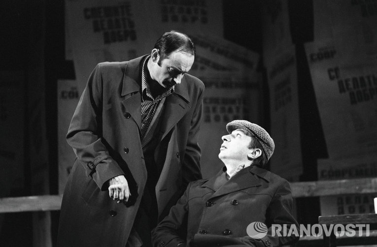 Актеры Валентин Гафт и Игорь Кваша в сцене из спектакля Спешите делать добро