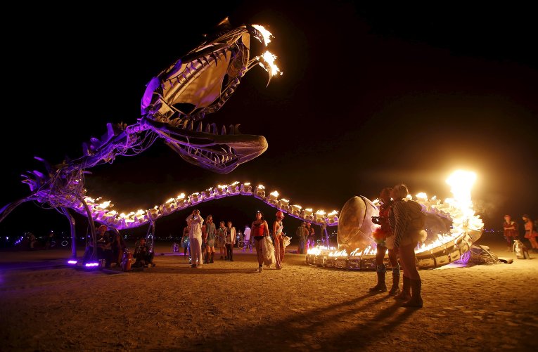 В американском штате Невада проходит знаменитый на весь мир фестиваль Burning Man, который сами организаторы определяют как эксперимент по созданию сообщества радикального самовыражения.