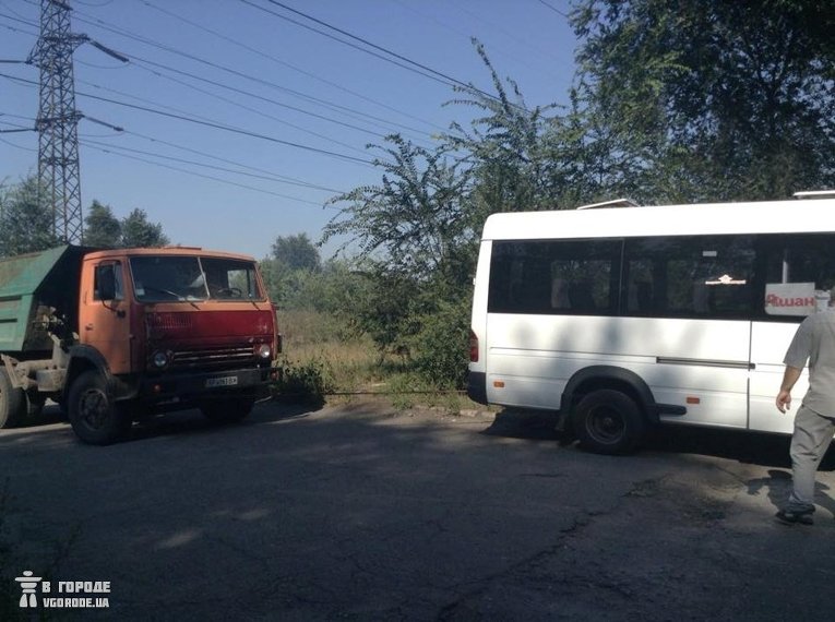 Последствия столкновения маршрутного автобуса с грузовиком в Запорожье