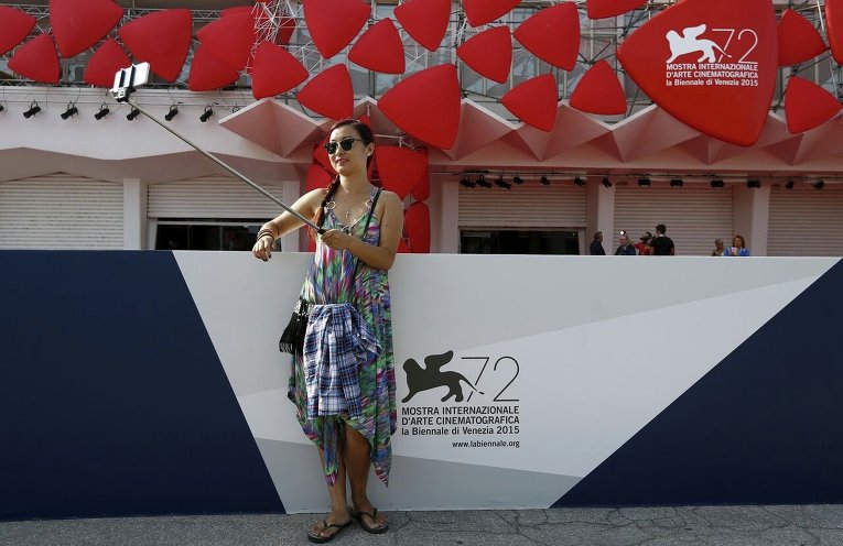 Туристка из Китая на открытии Венецианского кинофестиваля