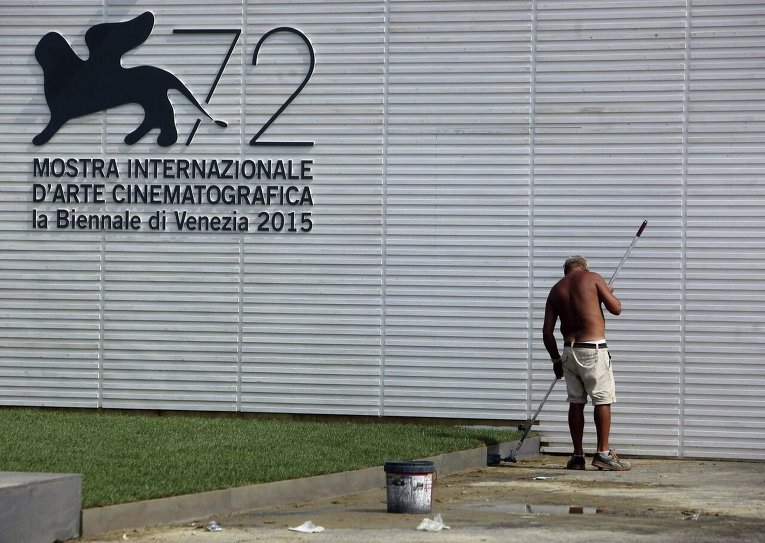 Уборщик около входа на 72-ой Венецианский кинофестиваль