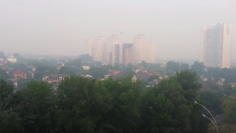 Киев накрыло густым едким дымом. Видео