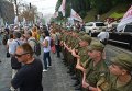Солдаты Нацгвардии создали на улице Грушевского коридор для проезда транспорта