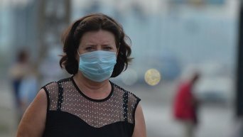 Киевляне носят маски после того, как столицу Украины накрыло смогом и гарью, 3 сентября 2015 г.