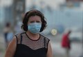 Киевляне носят маски после того, как столицу Украины накрыло смогом и гарью, 3 сентября 2015 г.