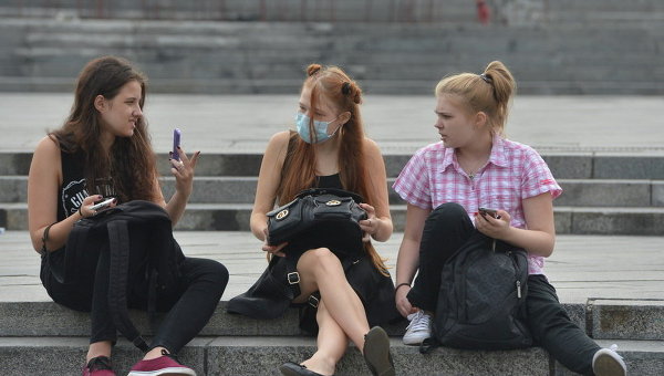 Киевляне носят маски после того, как столицу Украины накрыло дымом