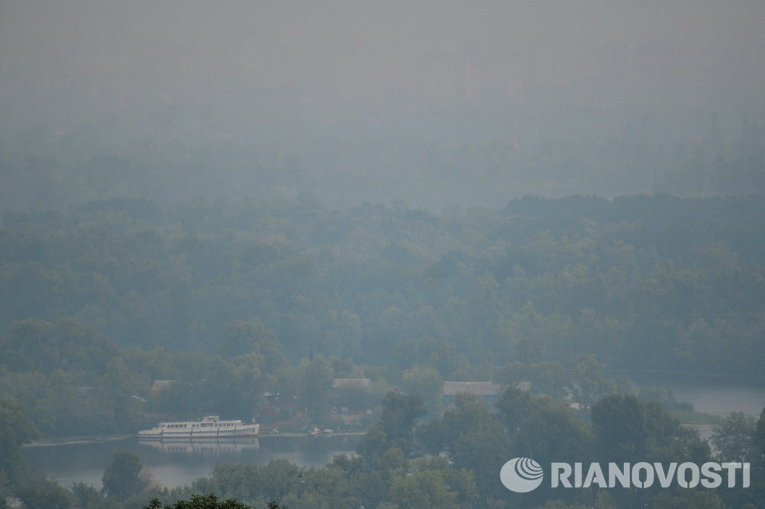 Киев в дыму от лесного пожара