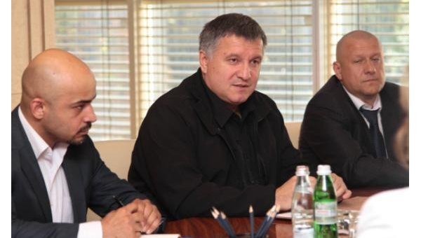 Мустафа Найем (слева) и Арсен Аваков (в центре) на встрече с техасскими рейнджерами в МВД Украины