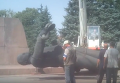 В Селидово демонтировали памятник Ленину. Видео