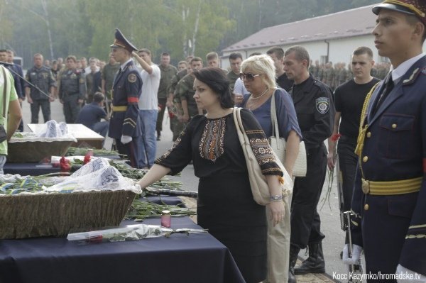 В Новых Петровцах попрощались с двумя погибшими бойцами Нацгвардии