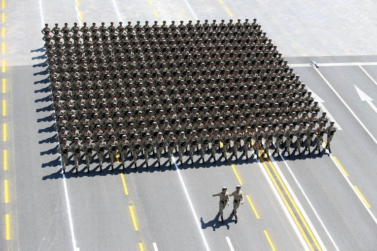 Солдаты народно-освободительная армии Китая маршируют мимо ворот Тяньаньмэнь во время военного парада по случаю 70-й годовщины окончания Второй мировой войны, в Пекине, Китай