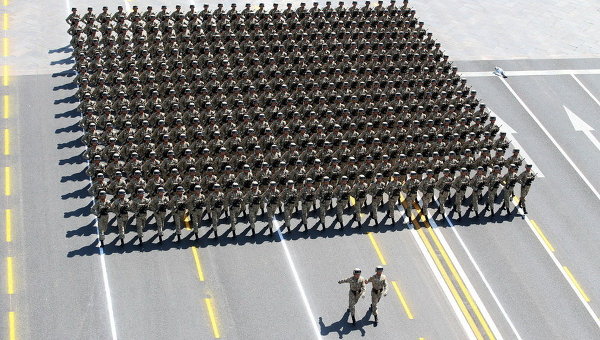 Солдаты народно-освободительная армии Китая маршируют мимо ворот Тяньаньмэнь во время военного парада по случаю 70-й годовщины окончания Второй мировой войны, в Пекине, Китай