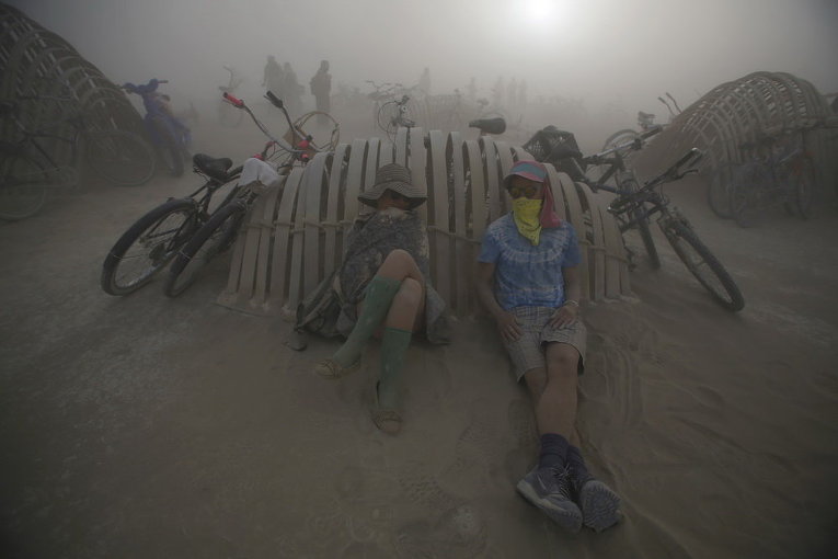 Пылевая буря на фестивале в пустыне Блэк Рок, в штате Невада