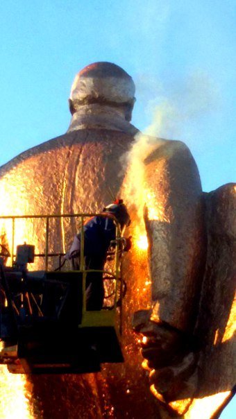 Демонтаж памятника Владимиру Ленину в Ильичевске