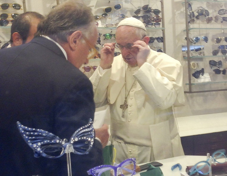 Папа Франциск примеряет очки в магазине в центре Рима, Италия