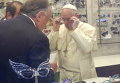 Папа Франциск примеряет очки в магазине в центре Рима, Италия