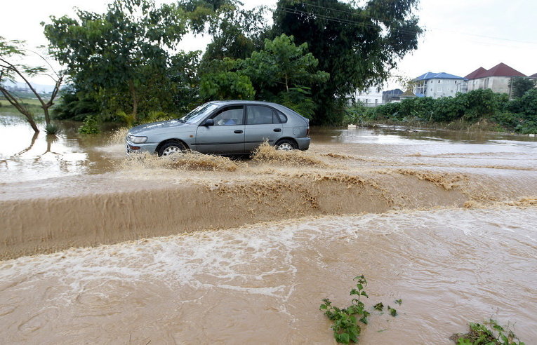 Паводковые воды на улице в Абуджа, Нигерия
