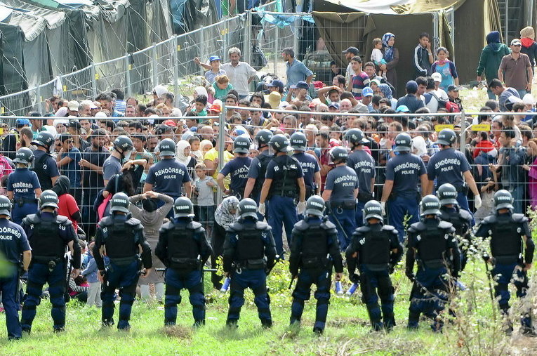 Полиция и мигранты у центра приема в Венгрии