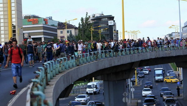 Мигранты идут пешком к границе с Австрией в Будапеште, Венгрия