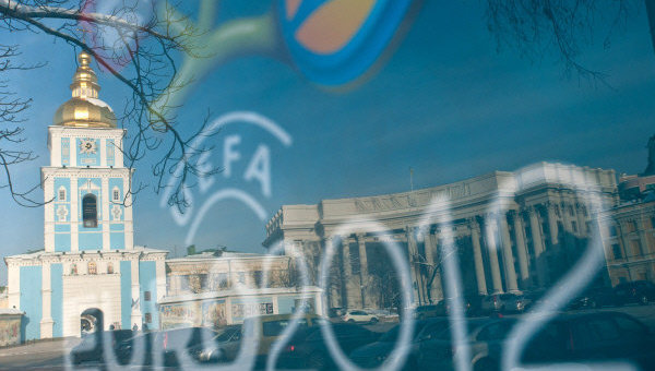 Рекламный плакат Евро-2012 в центре Киева.