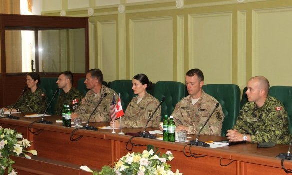 Главнокомандующий ВСУ Муженко встретился с военными США и Канады