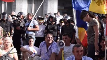 Митингующие в Кишиневе разбили палаточный городок на площади. Видео