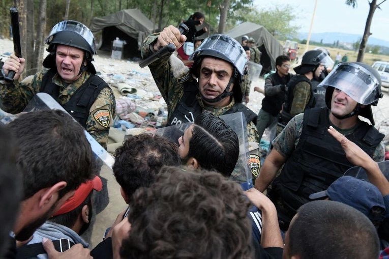 Столкновения македонской полиции с сирийскими беженцами на границе с Грецией