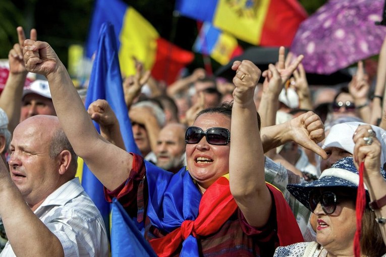 Протестующие в Кишиневе требуют отставки президента и досрочных выборов.