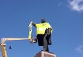 Памятник Ленину в Запорожье переодели в желто-синюю футболу сборной Украины.