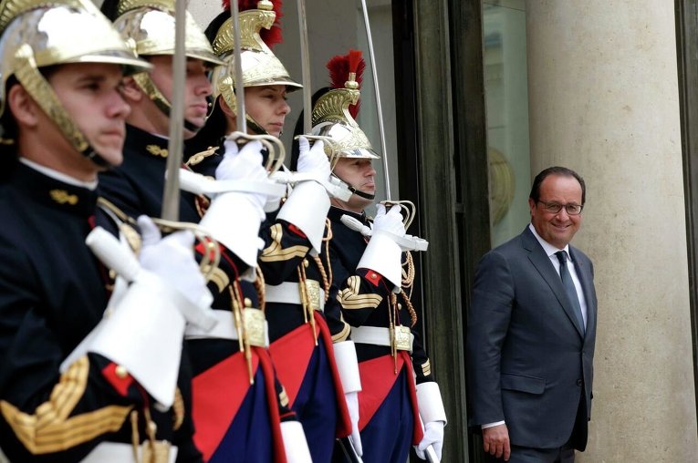 Президент Франции Франсуа Олланд встречает иностранную делегацию в Елисейском дворце в Париже
