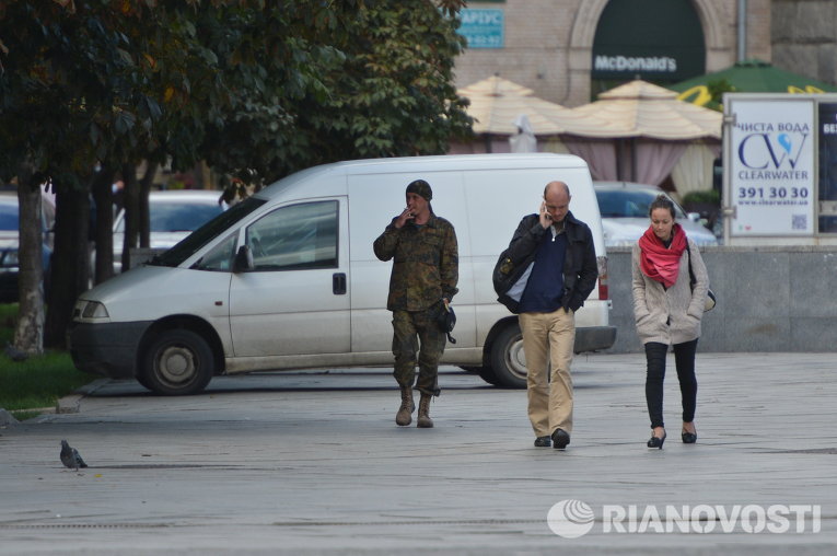 Люди в военной форме на улицах Киева