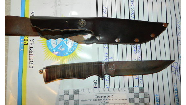 Оружие, изъятое у подозреваемых в убийстве монахини в Киеве