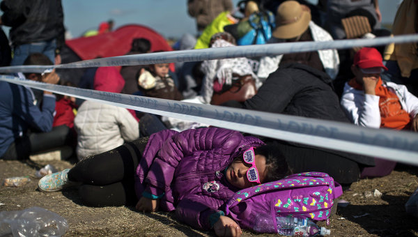 Маленькая беженка спит на венгерской границе.