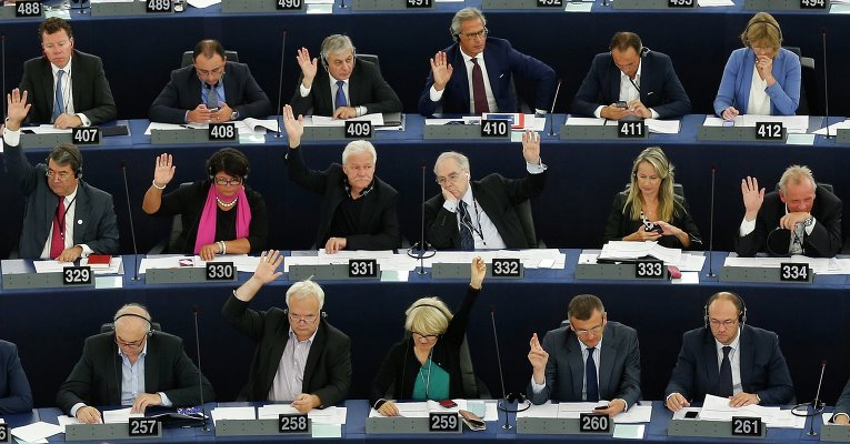 Члены Европейского парламента принимают участие в заседании Европарламента в Страсбурге, Франция, 8 сентября.