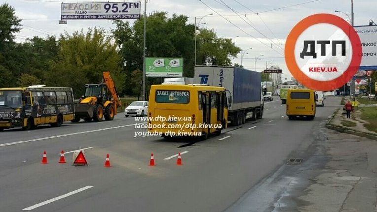 ДТП в Киеве: маршрутка врезалась в фуру