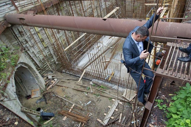 Главный самотечный канализационный коллектор Киева. Виталий Кличко на месте ремонтных работ