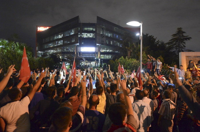 Демонстранты во время акции протеста перед штаб-квартире газеты Hurriyet в Стамбуле, Турция