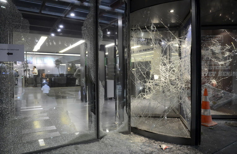 Разбитое протестующими  стекло в штаб-квартире газеты Hurriyet в Стамбуле, Турция