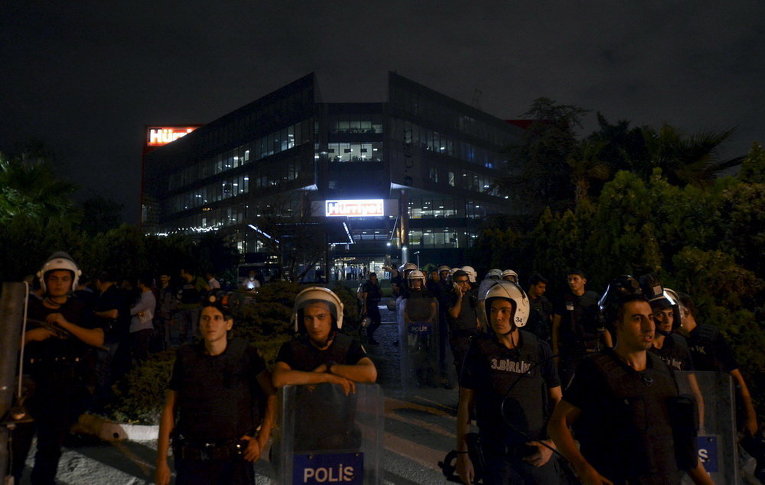 Турецкая полиция у здания штаб-квартиры газеты Hurriyet в Стамбуле, Турция